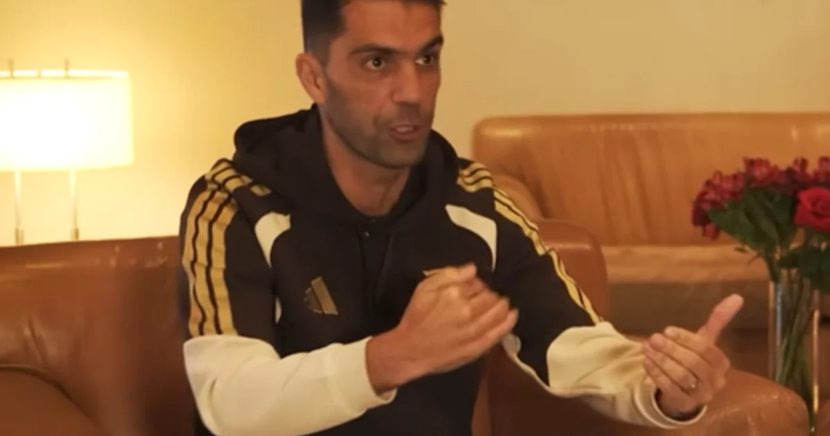 Ilustração editorial da base do Flamengo: campo ao amanhecer, jovens em treino, treinador com prancheta e hélice de DNA abstrata