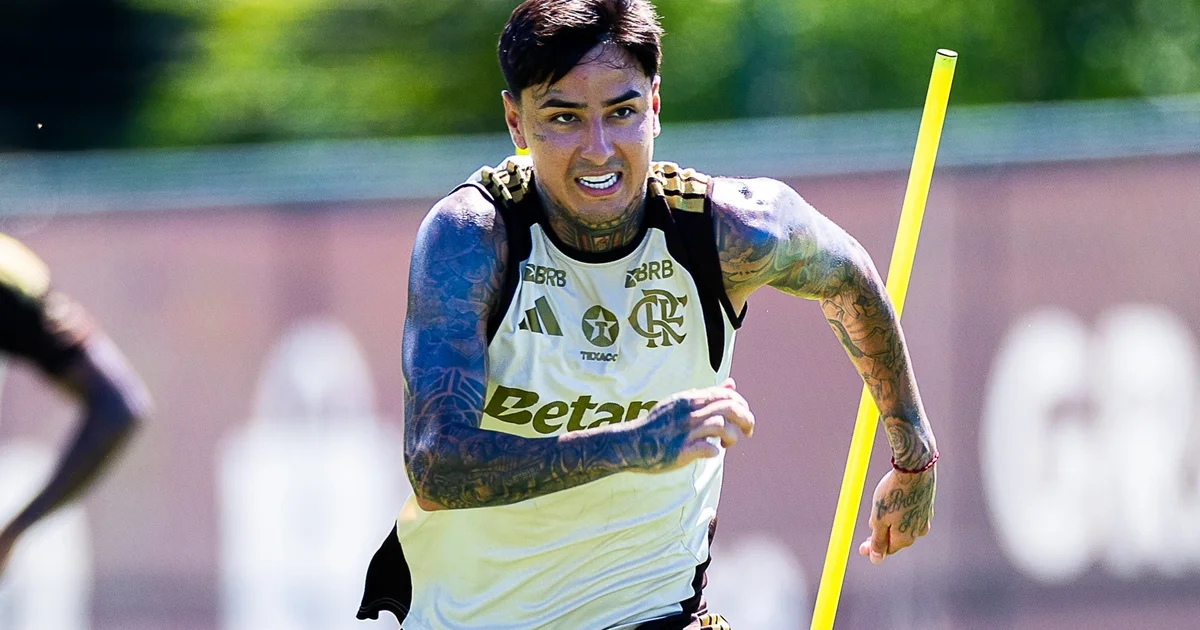 Ilustração editorial: meio-campista do Flamengo controlando a bola no estádio, com etiqueta flutuante simbolizando cláusula de transferência.