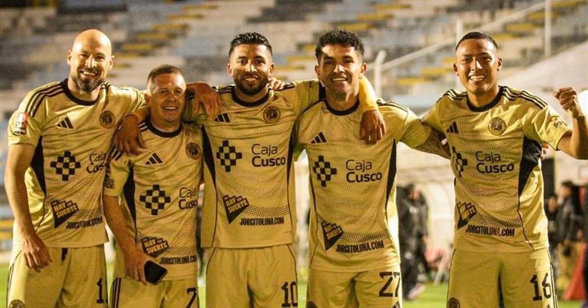 Ilustração editorial da estreia na Libertadores: estádio a 3.350m, jogo tenso, jogadores sem rostos, torcida em vermelho e azul