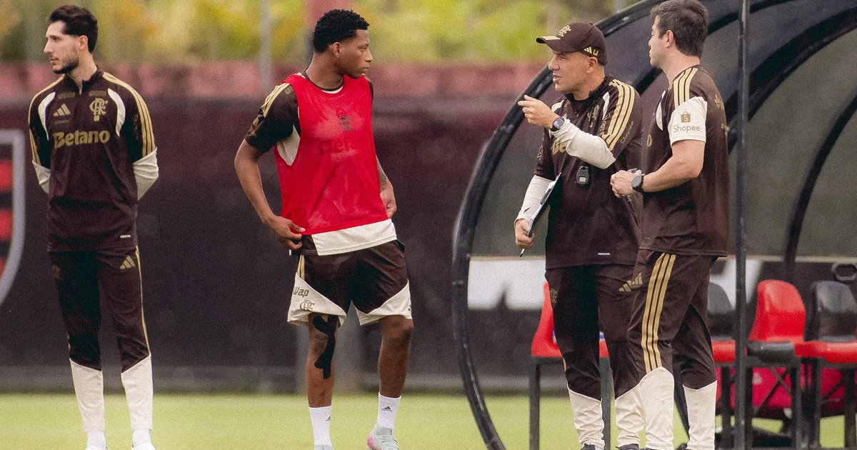 Ilustração editorial: Flamengo na estreia da Libertadores, estádio lotado, ação em campo e sobreposição tática mostrando escalação reformulada.