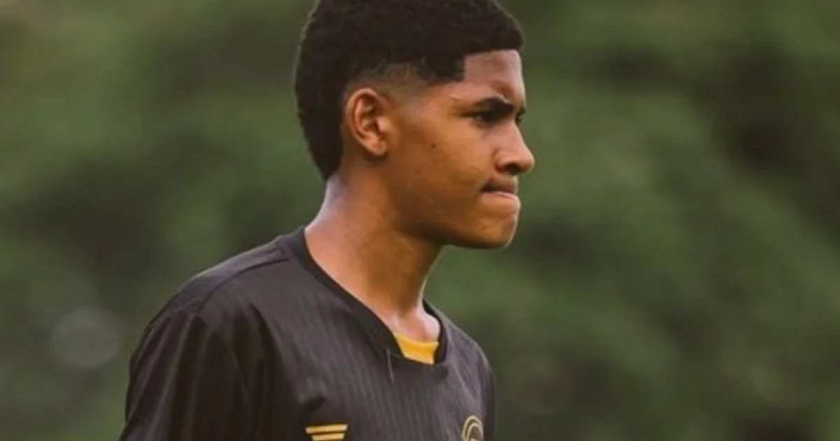 Ilustração editorial de um centroavante Sub-14 em campo, cores rubro‑negras, atmosfera de contratação e esperança no centro de treinamento.