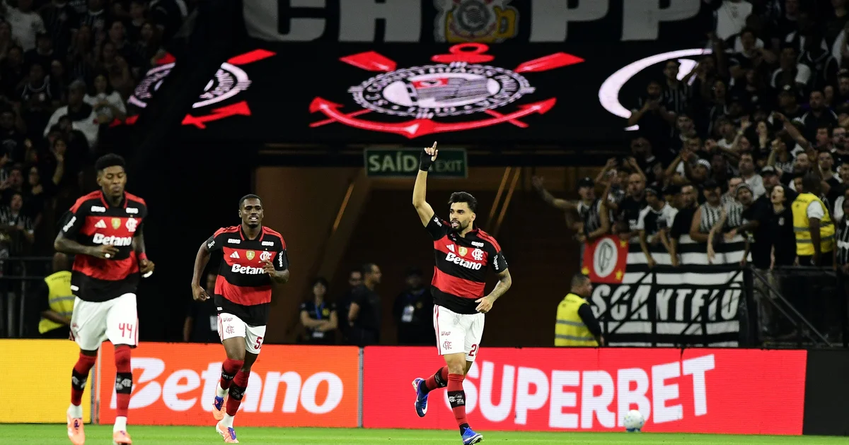 Ilustração editorial: estádio em tons rubro-negros do Flamengo com centroavante solitário e papéis da janela de transferências ao vento.