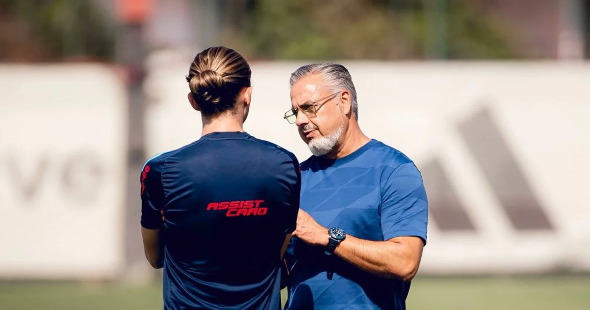 Ilustração editorial: treinador deixando o comando após semifinal do Flamengo, estádio lotado, clima tenso, cores vermelho e preto
