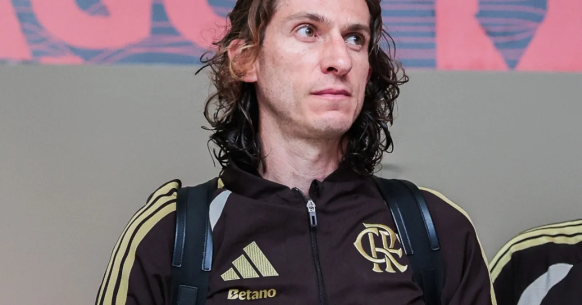 Ilustração editorial: meio-campista do Flamengo domina a bola em estádio noturno; treinador gesticula, torcida vibra — Recopa.