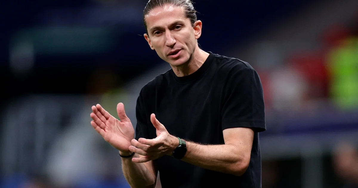 Ilustração editorial: silhueta de treinador na beira do gramado, torcedores rubro-negros, contrato e janela de transferências