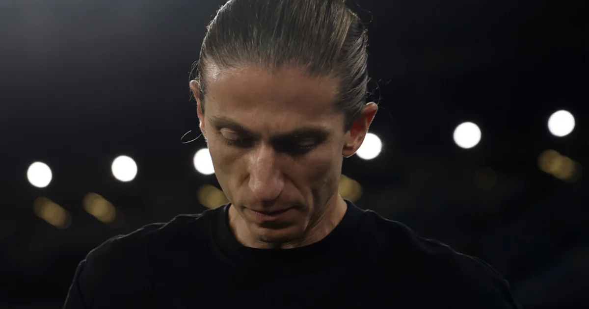 Treinador genérico do Flamengo sob pressão à beira do campo, estádio em vermelho e preto, placar 0-1, torcida tensa