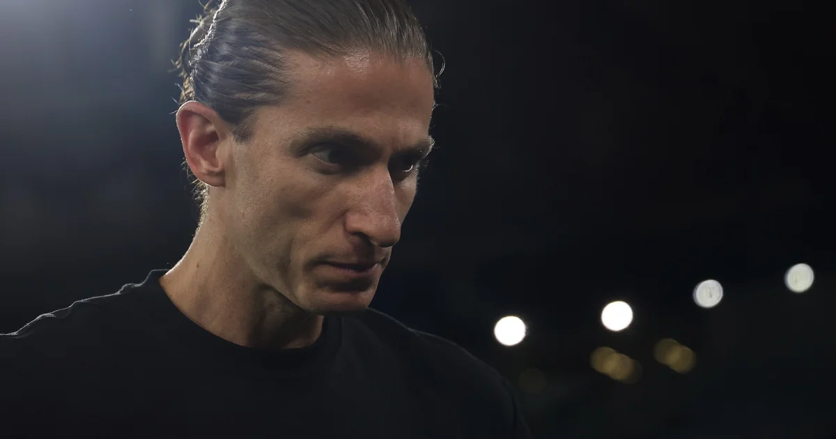 Treinador se retrata em estádio, torcida do Flamengo com faixas antirracismo e jogadores diversos em solidariedade