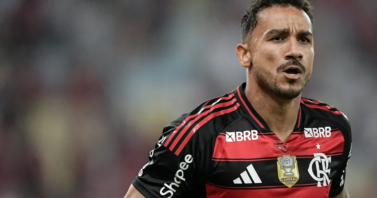 Ilustração editorial: treinador se desculpando no estádio do Flamengo, jogadores discutindo, clima tenso após polêmica sobre racismo