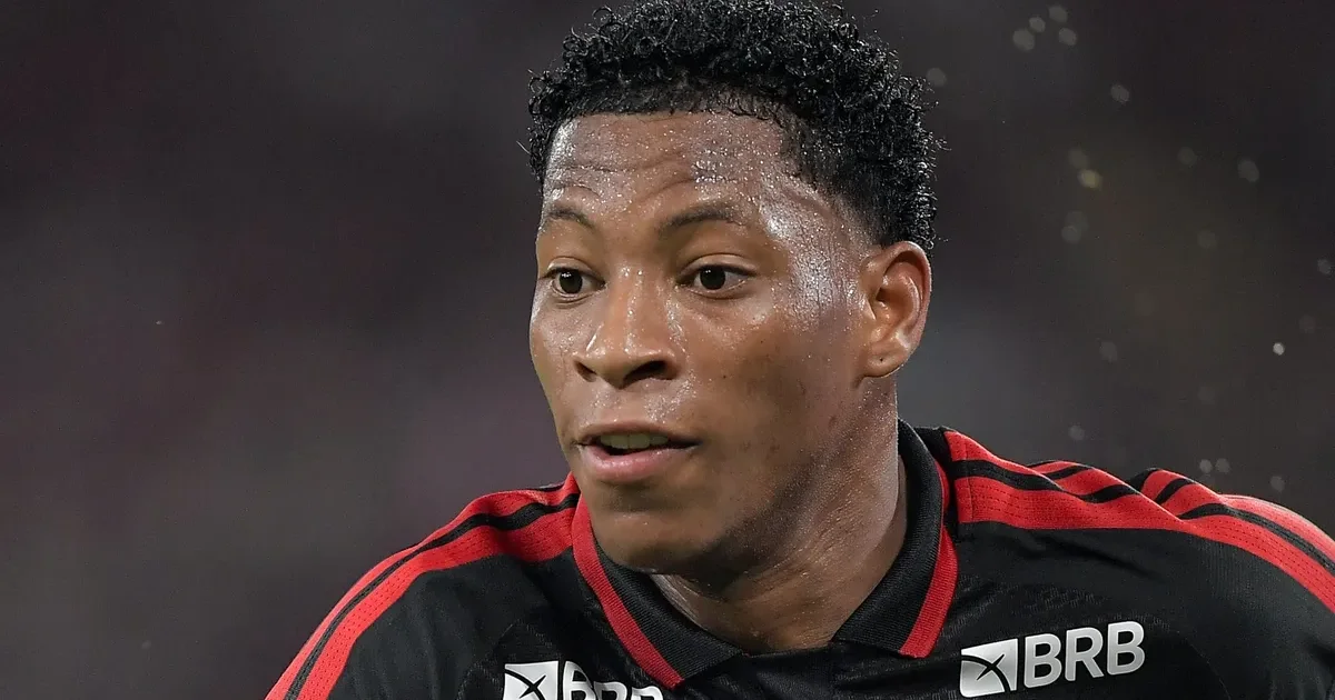 Ilustração editorial: atacante retorna para a decisão da Recopa em estádio lotado, time em vermelho e preto, clima tenso e decisivo.