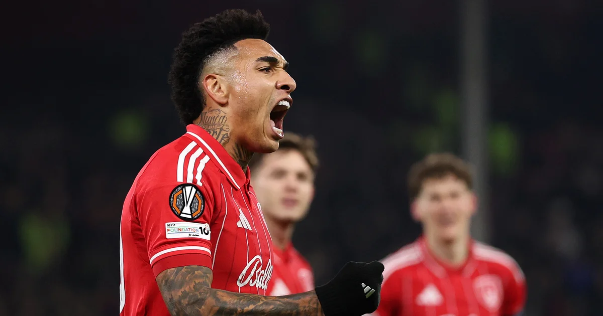 Atacante decide com cabeçada em estádio lotado, torcida em vermelho e preto; cena que reforça especulação sobre reforço do Flamengo.