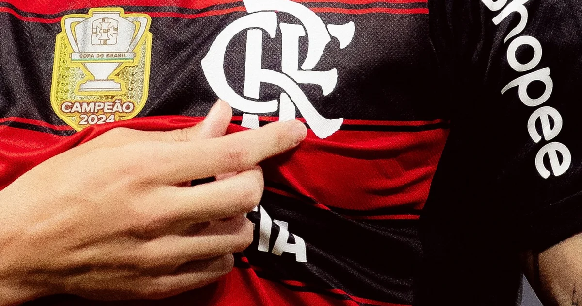 Ilustração editorial de estádio lotado com jogador do Flamengo em ação, cores vermelho/preto contra azul da MLS e gráficos de mercado ao fundo