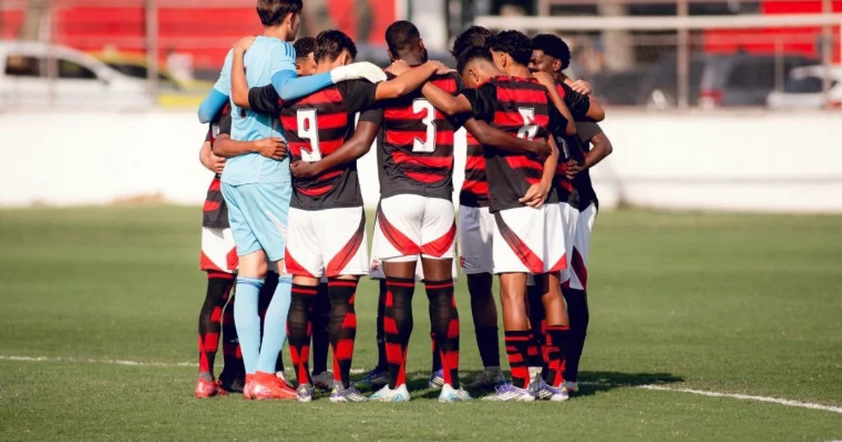 Ilustração editorial do jogo Sub-17 na Gávea: jovens jogadores em ação, torcida em vermelho e preto, atmosfera de Copa do Brasil Sub-17.