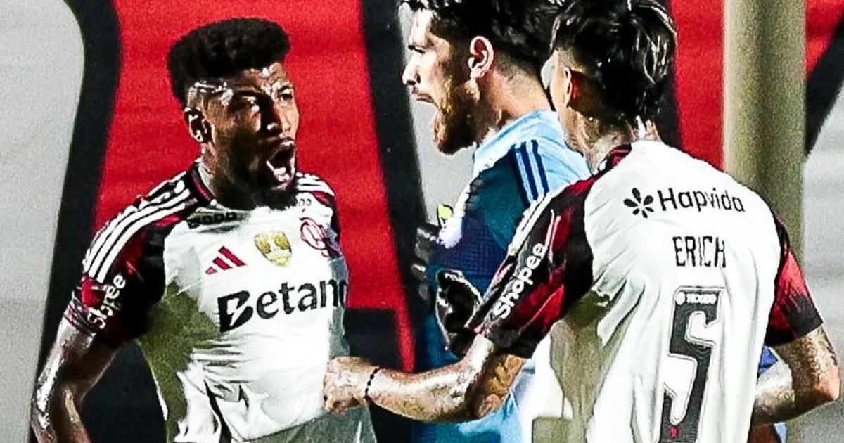 Ilustração editorial do jogo em La Fortaleza: silhuetas de jogadores do Flamengo e Lanús, torcida vibrante e iluminação noturna.