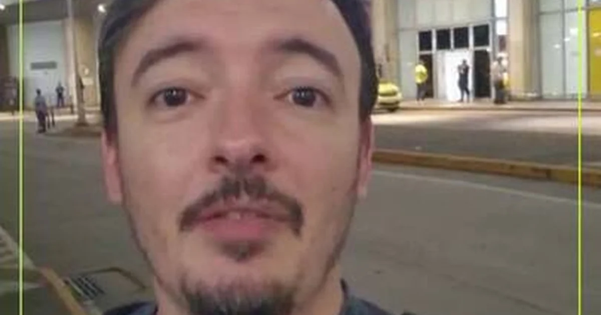 Estádio com três silhuetas de contratações, placar ‘R$ 334M’ e torcida rubro-negra celebrando investimento recorde