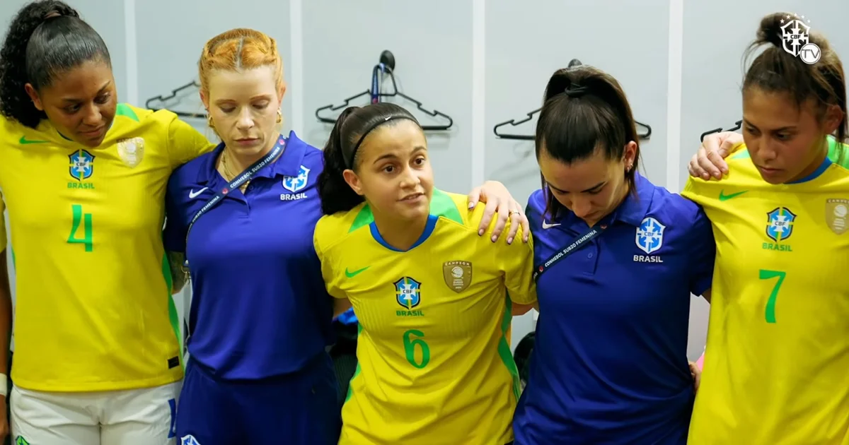 Zagueira motivando Seleção Sub-20 no vestiário e jogadoras comemorando gol no estádio, clima emocional de vitória.