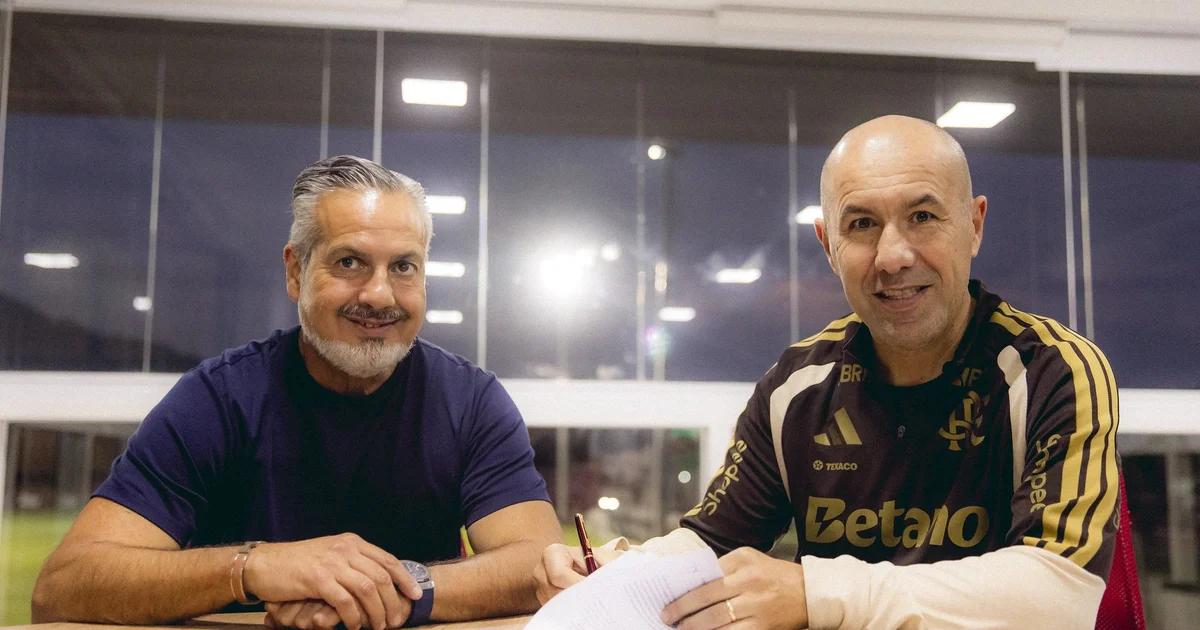 Ilustração editorial: treinador anônimo gesticulando na beira do campo, estádio lotado, jogadores em ação, cores vermelho e preto, Campeonato Brasileiro.