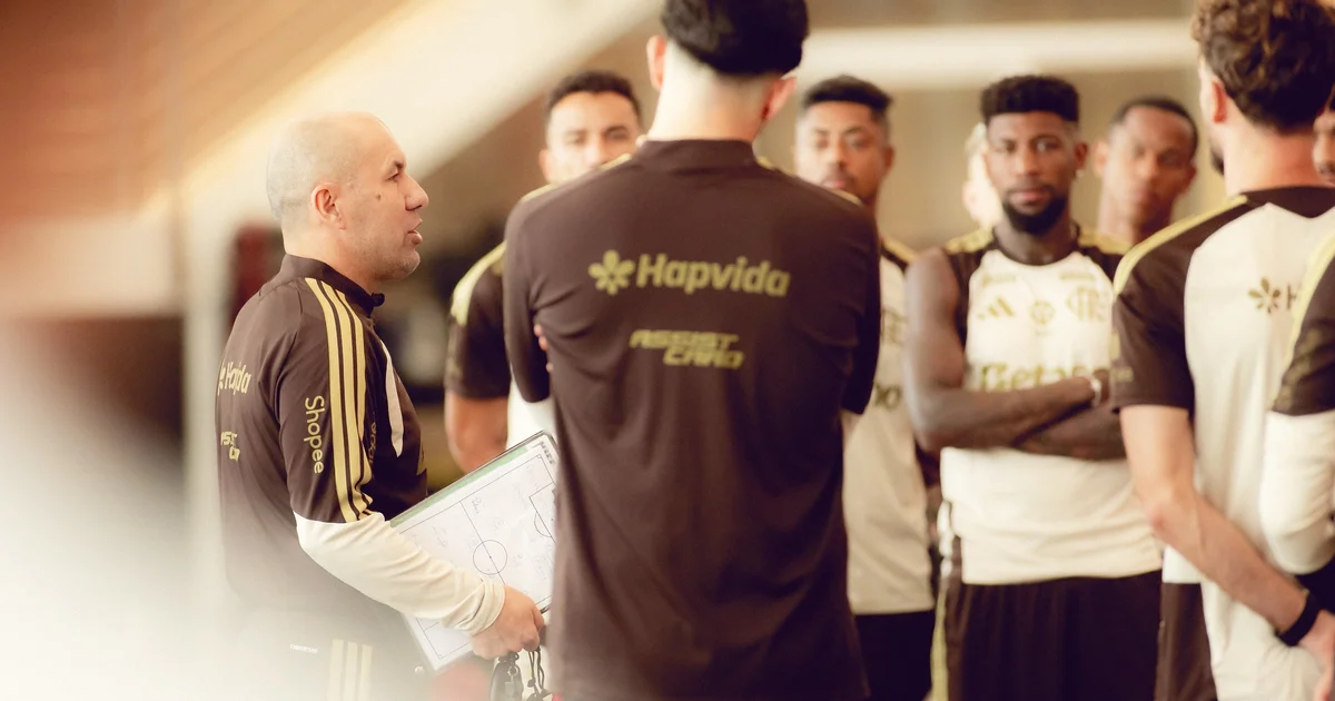 Ilustração: torcida do Flamengo em vermelho e preto celebra título Carioca; técnico de costas ergue os braços; vitória na altitude.