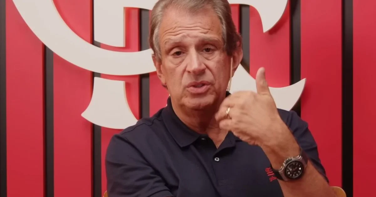 Ilustração editorial: presidente do Flamengo observa estádio lotado, torcida em vermelho e preto, calendário e quadro tático simbólicos.