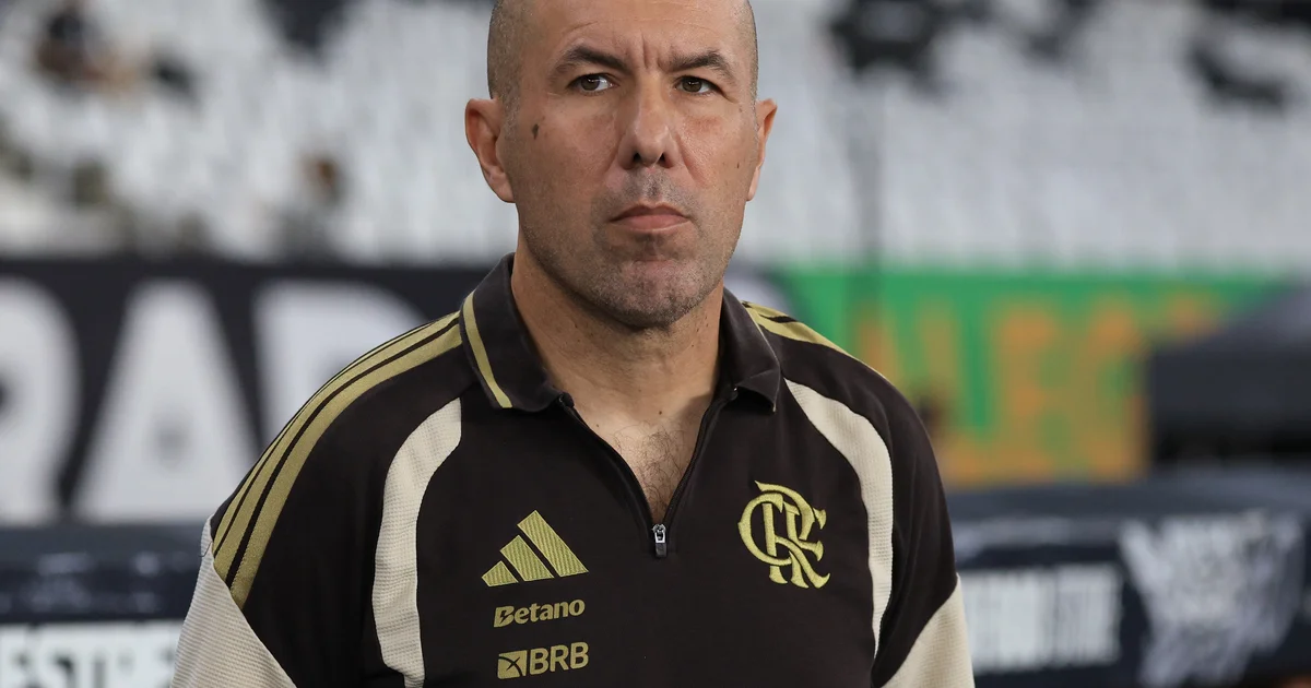 Ilustração editorial: técnico do Flamengo de costas na beira do campo, símbolo de contratações e janela interna, clima de decisão.