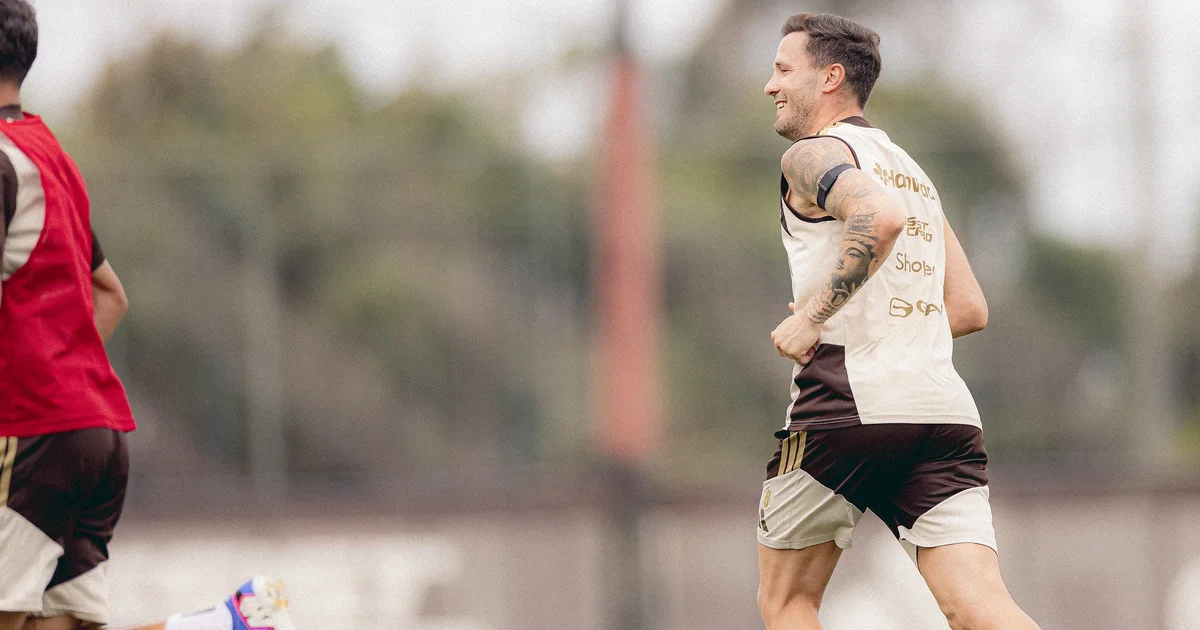 Treino do Flamengo no Ninho do Urubu, jogadores em recuperação e preparação para jogo no Maracanã