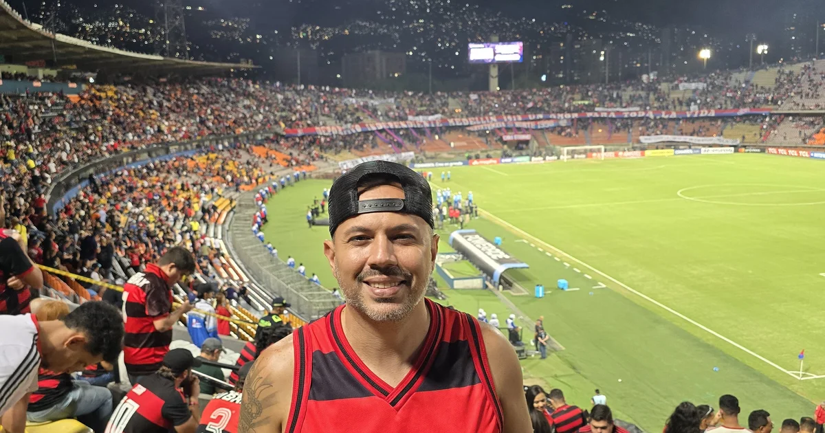 Estádio à noite com invasão e protestos; jogo da Libertadores cancelado, fumaça, torcedores e placar 3' 0-0