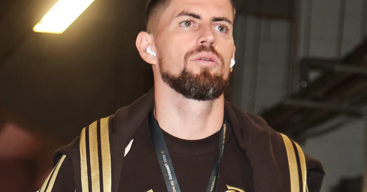 Ilustração editorial: jogador do Flamengo pede tempo e confiança ao técnico no Maracanã, torcida dividida em vermelho e verde.