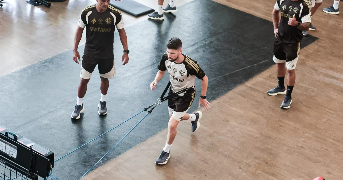 Ilustração editorial de meia em recuperação treinando no Maracanã, coxa enfaixada e comissão médica observando, clima de jogo decisivo
