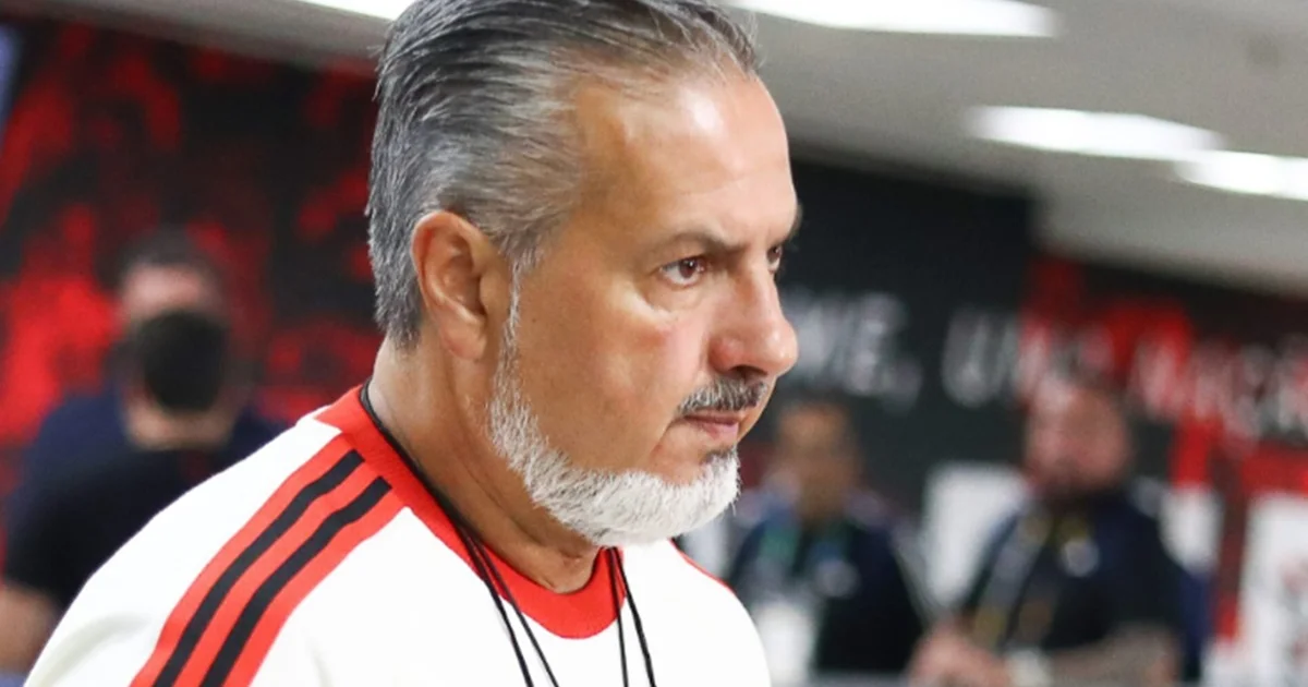 Ilustração editorial: diretor do Flamengo em coletiva sobre demissão do técnico, estádio vazio ao fundo, clima tenso e decisivo