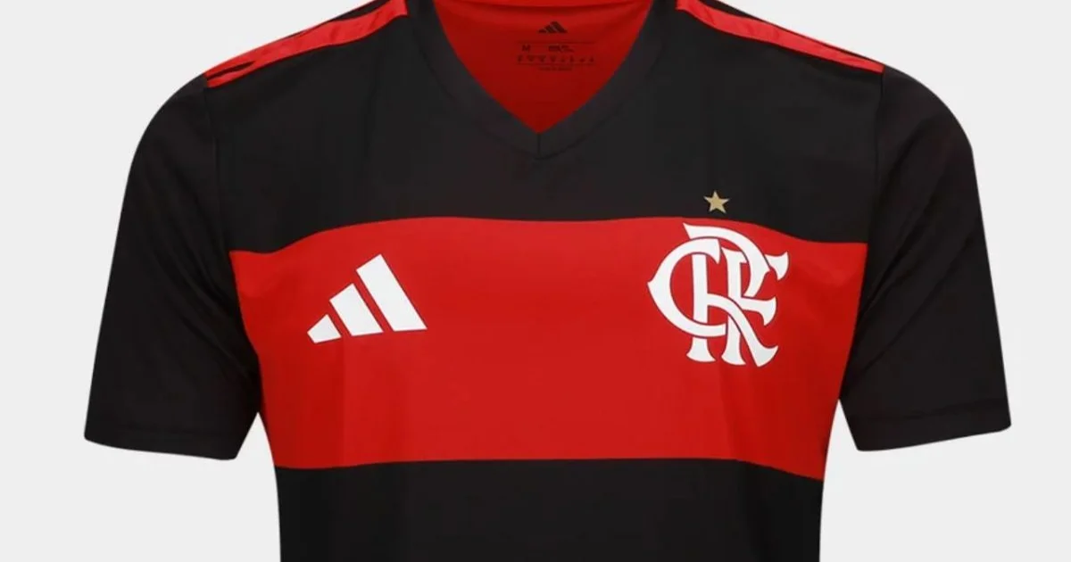 Ilustração editorial: Fanshirt 2026 em vermelho e preto, torcedores comprando camisa acessível no estádio.