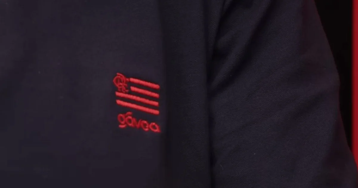 Ilustração do lançamento 'Gávea' no estádio: pop-up de moda casual vermelho e preto, manequins, público e atmosfera de lançamento