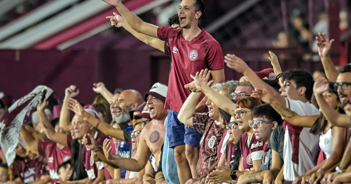 Ilustração do Maracanã à noite, torcida em marrom e vermelho, faixa 'Comunicado antirracista' e pombas brancas simbolizando protesto.