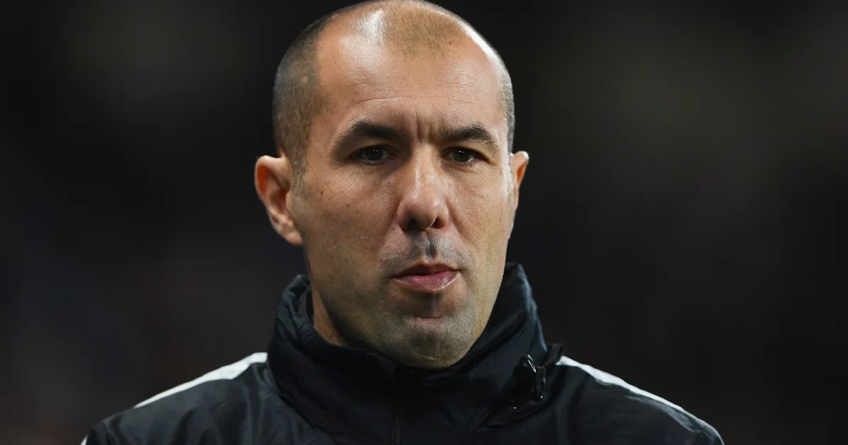 Ilustração editorial: técnico em silhueta redesenha táticas do Flamengo no gramado, estádio lotado e clima de decisão