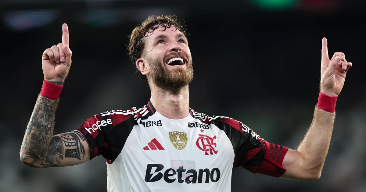 Zagueiro treinando cobrança de falta sob orientação de veterano, estádio ao fundo, cores vermelho e preto, atmosfera de treino e evolução.