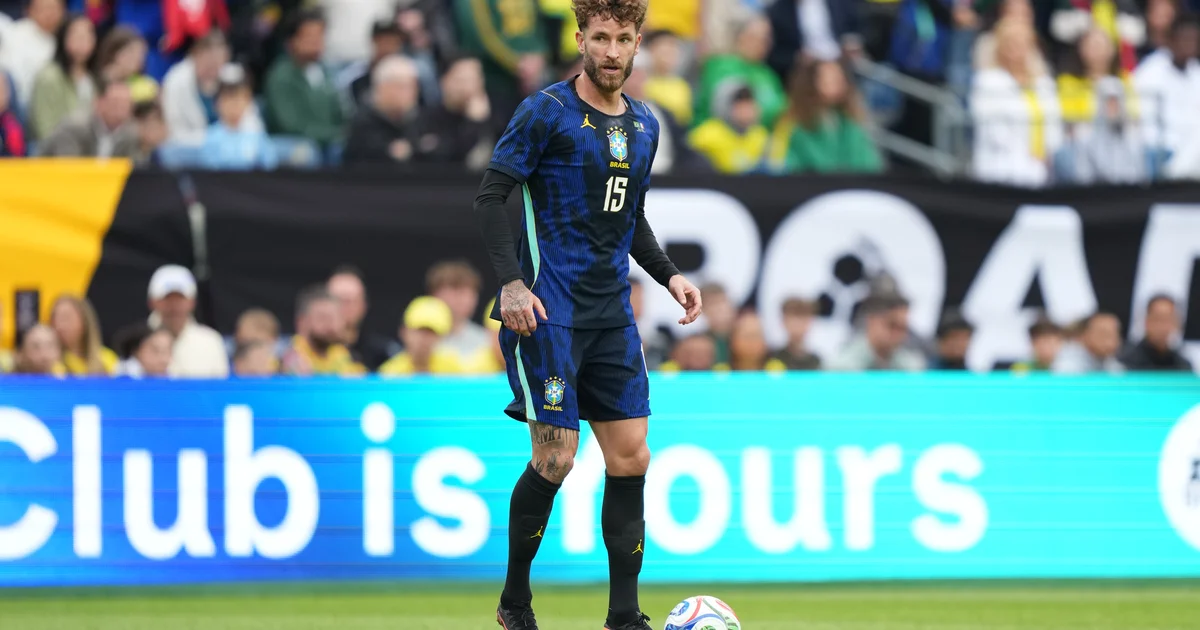 Ilustração editorial de jogador do Flamengo pensativo no centro do estádio após final decidida nos pênaltis, clima melancólico e esperançoso
