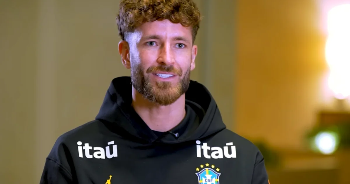 Ilustração editorial de zagueiro do Flamengo em ação, estádio lotado em vermelho e preto e tons verde-amarelo simbolizando convocação à Seleção.