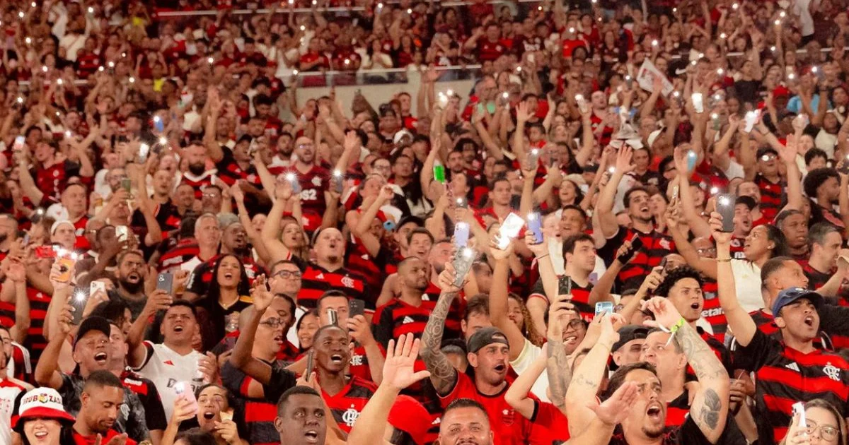 Ilustração editorial de estádio lotado ao entardecer, torcida rubro-negra em vermelho e preto comemorando, média de público em destaque