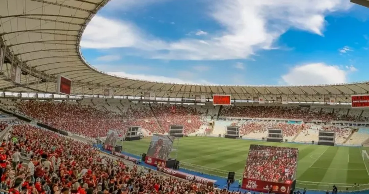 Ilustração editorial de estádio lotado em tons rubro-negros, público celebrando receitas de matchday do Flamengo (R$322M).