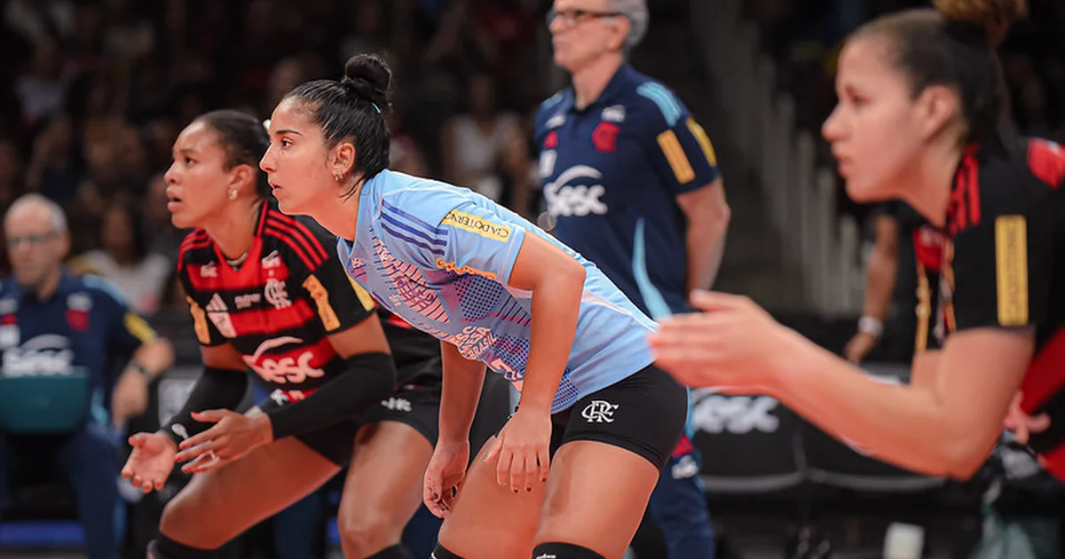 Líbero retorna e equipe de vermelho e preto celebra liderança na Superliga Feminina após vitória por 3 a 0