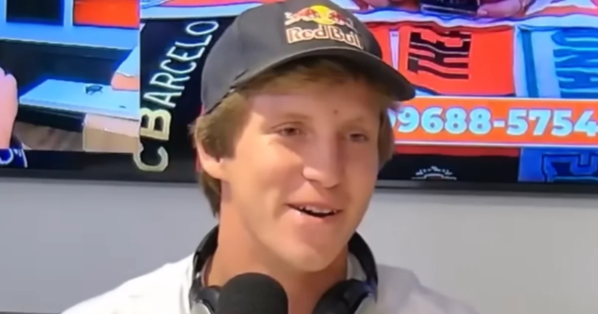 Ilustração editorial de um flamenguista anônimo com surdo na arquibancada que se transforma em skimboarder, clima triunfante e nostálgico.