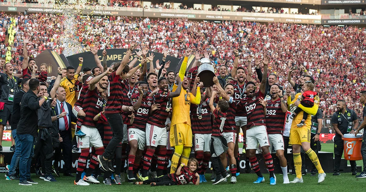 Ilustração editorial: atacante das categorias de base do Flamengo em negociação com clube alagoano (CSA) em estádio vibrante.