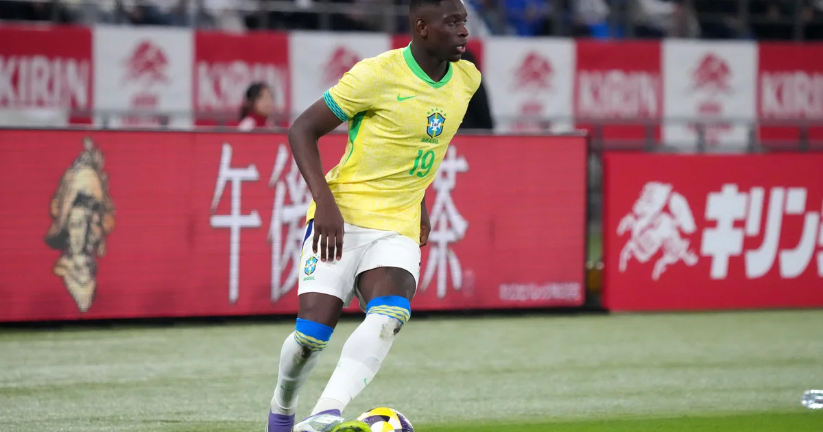 Ilustração editorial de estádio com atacante genérico, torcida em vermelho e preto sugerindo Flamengo e rumores de mercado por Luiz Henrique