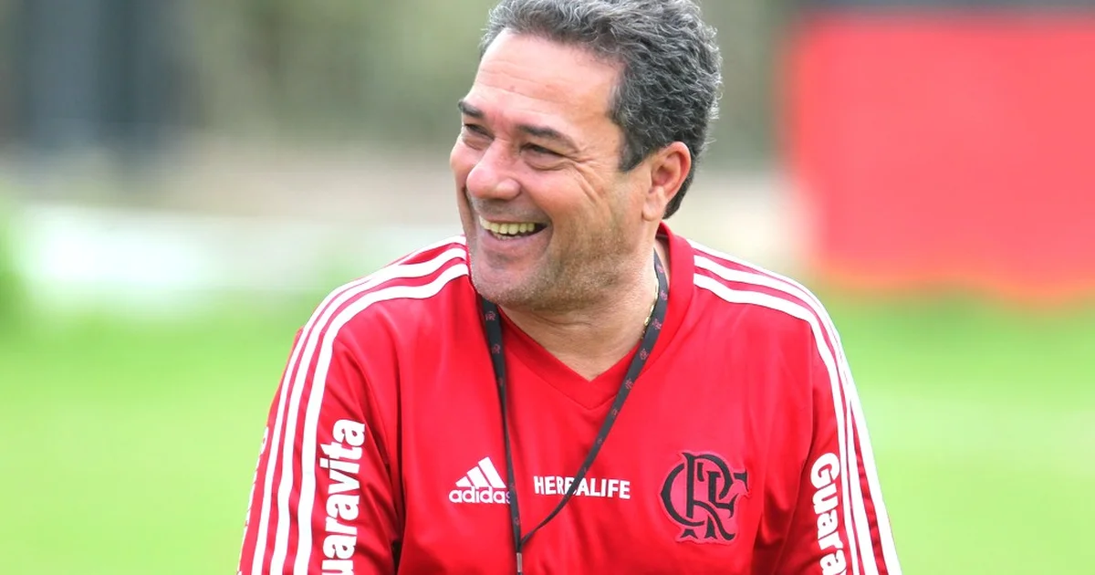 Maracanã lotado em vermelho e preto, torcida do Flamengo vibrando, faixa 'decisão não se joga, se ganha', cena de Recopa intensa.