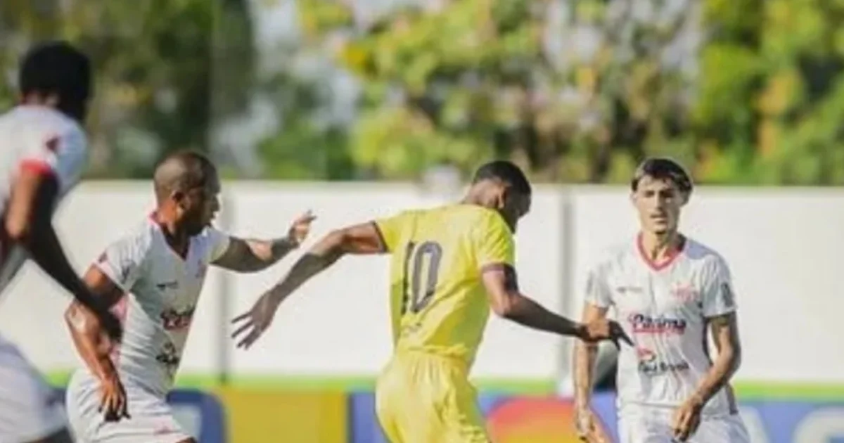Jogadores do Madureira comemoram vitória por 3 a 0 no Canarinho, torcida vibrante e placar ao fundo, ilustração editorial.