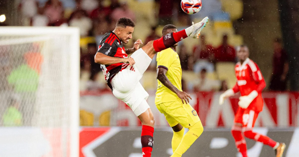 Jogadores do Flamengo em reunião tática no estádio ao entardecer, cores vermelho e preto, clima de foco e decisão