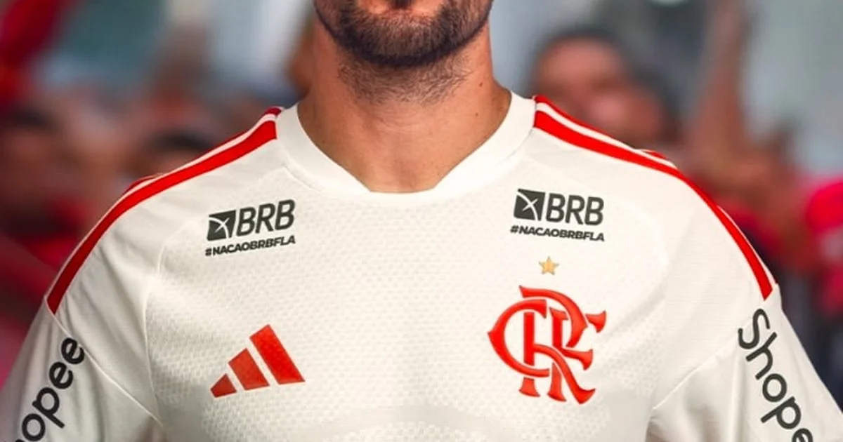 Ilustração editorial: manto branco em destaque no estádio, preço R$ 449,99, torcida em vermelho e preto, clima de lançamento e Campeonato Brasileiro