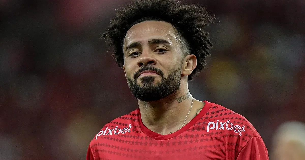 Torcida em estádio vermelho e preto celebrando; silhueta de jogador embarcando; contrato em destaque — Flamengo mira contratação