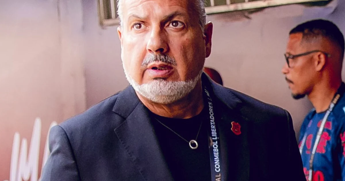 Ilustração editorial: lateral-esquerdo correndo na beira do campo, torcida em tons vermelho e preto e diretores observando — transferência do Flamengo.