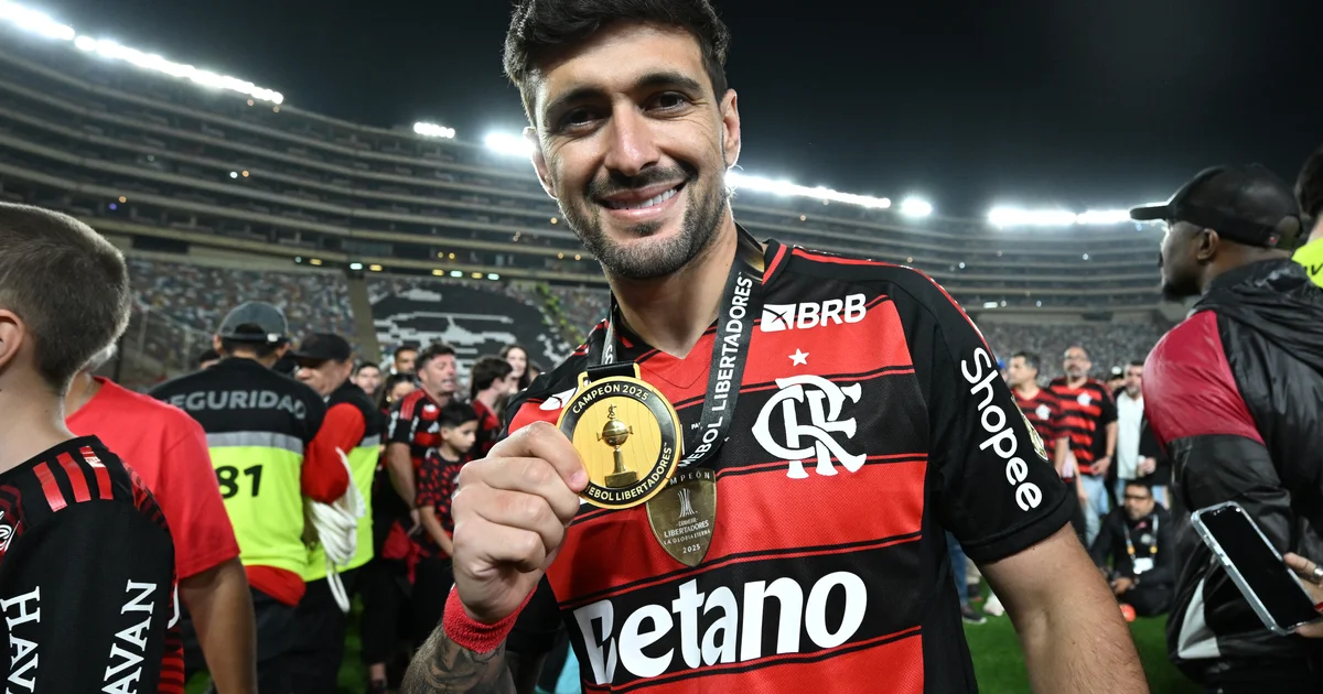 Ilustração editorial de estádio noturno com torcida rubro-negra, jogo tenso da Recopa, placar 0-1 e troféu ao fundo.