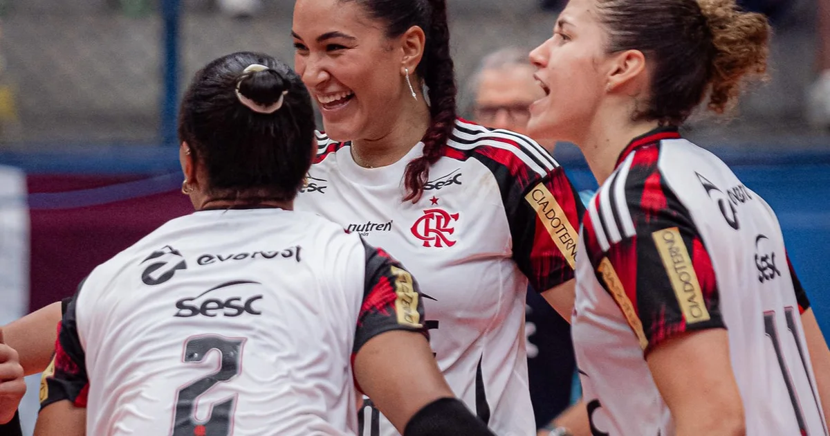 Ilustração editorial de time em huddle no estádio, torcida ao fundo, clima tenso e coletivo antes da semifinal da Copa Brasil.