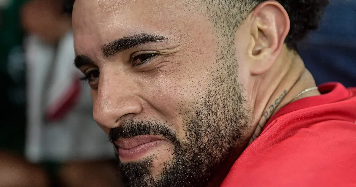 Ilustração editorial de um meia em estádio do Oriente Médio, clima tenso, contrato sobreposto e clube brasileiro monitorando a situação